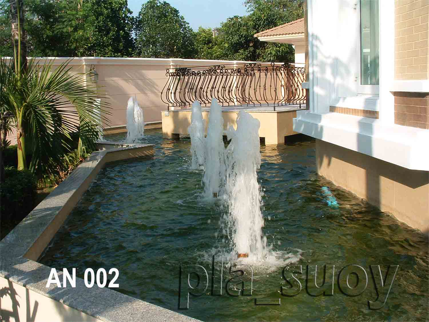 น้ำพุในบ่อเลี้ยงปลาคาร์ฟ บ้านคุณอรุณี