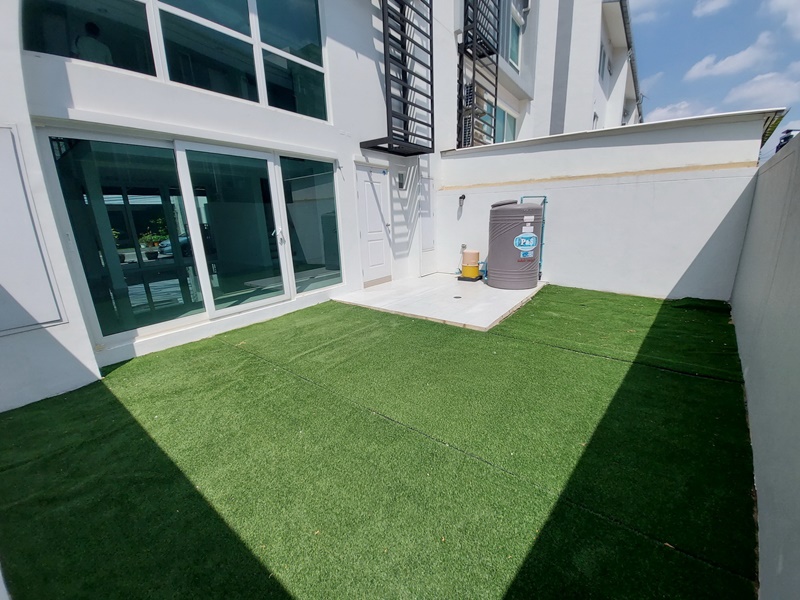 ขายทาวน์โฮม 3.5 ชั้น ย่านลาดพร้าว พื้นที่ 33.30 ตรว. 3 ห้องนอน ขาย 13.7 ล.