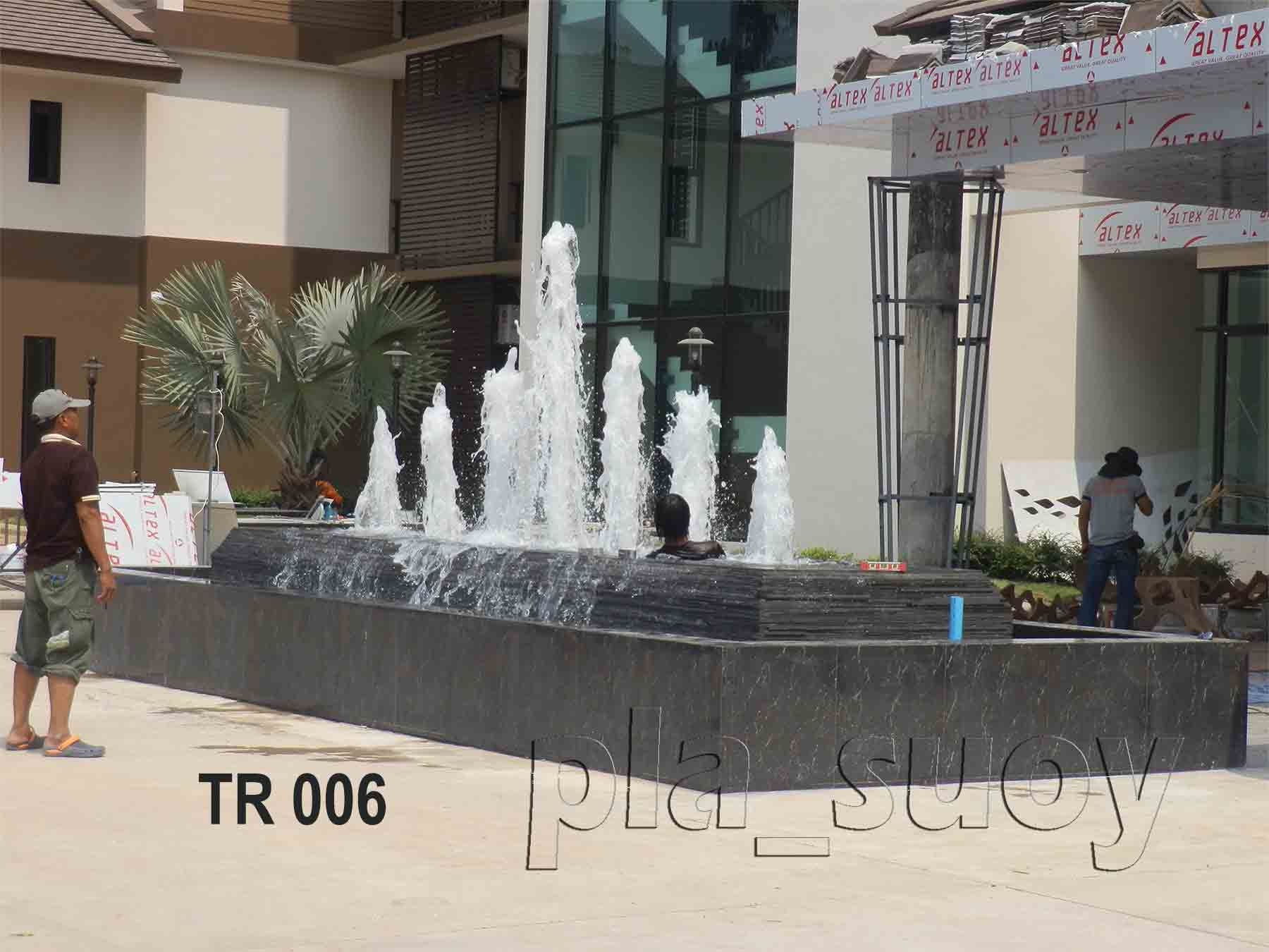 บ่อน้ำพุ หน้าโรงแรม The River ที่ จ.นครพนม