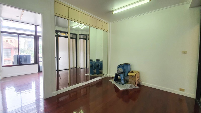 ให้เช่า ตึกแถว 4 ชั้น ย่านพร้อมพงษ์ พื้นที่ 300 ตรม. เช่า 120,000 บ/ด