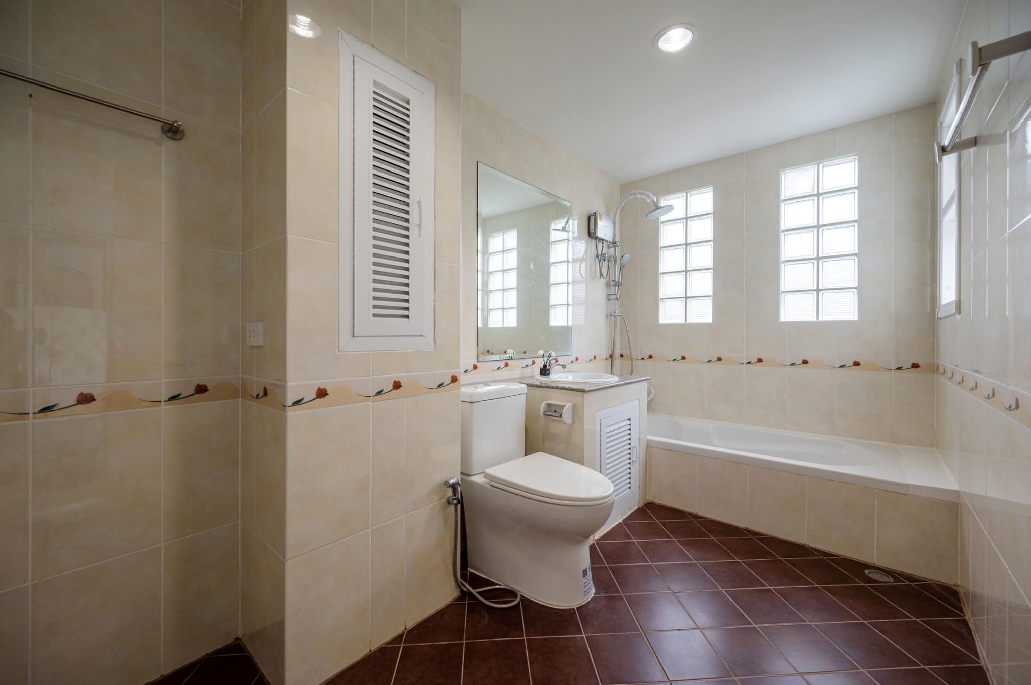 ขาย/ให้เช่า ทาวน์โฮม 4.5 ชั้น ย่านจตุจักร พื้นที่ 26 ตรว. 5 ห้องนอน เช่า 300,000 บ/ด ขาย 19.99 ล้าน