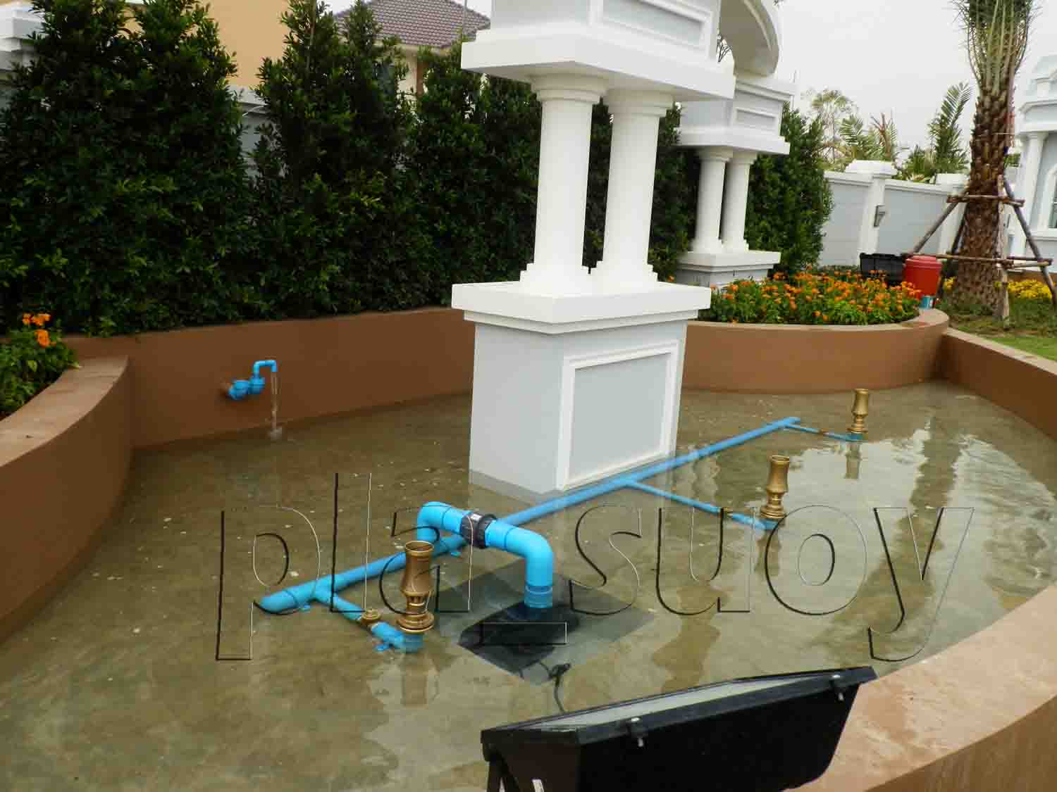 น้ำพุแต่งสวน ที่ หน้าโครงการหมู่บ้าน ร่มรื่น กรีน พาร์ค