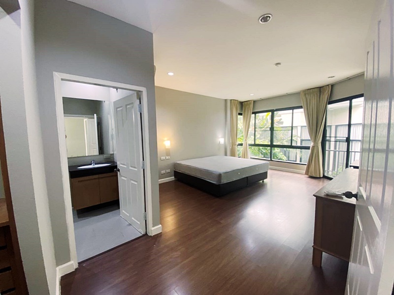 ให้เช่าบ้านแฝด 3 ชั้น ย่านสุขุมวิท 38 พื้นที่ 350 ตรม. 4 ห้องนอน เช่า 120,000 บ/ด