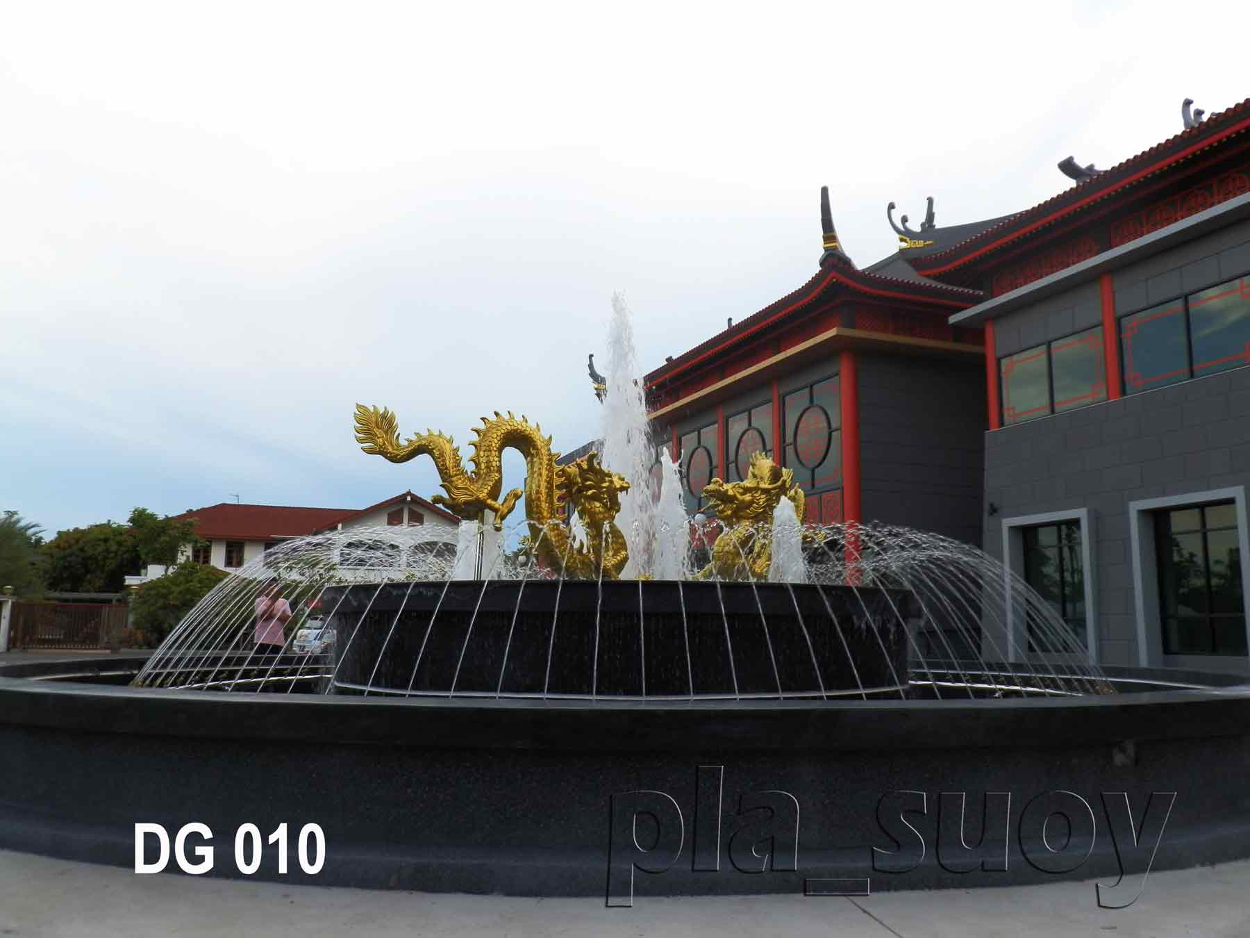 น้ำพุ ประติมากรรม มังกรทอง ในโครงการ Dragon Mall ที่ เพชรเกษม 48