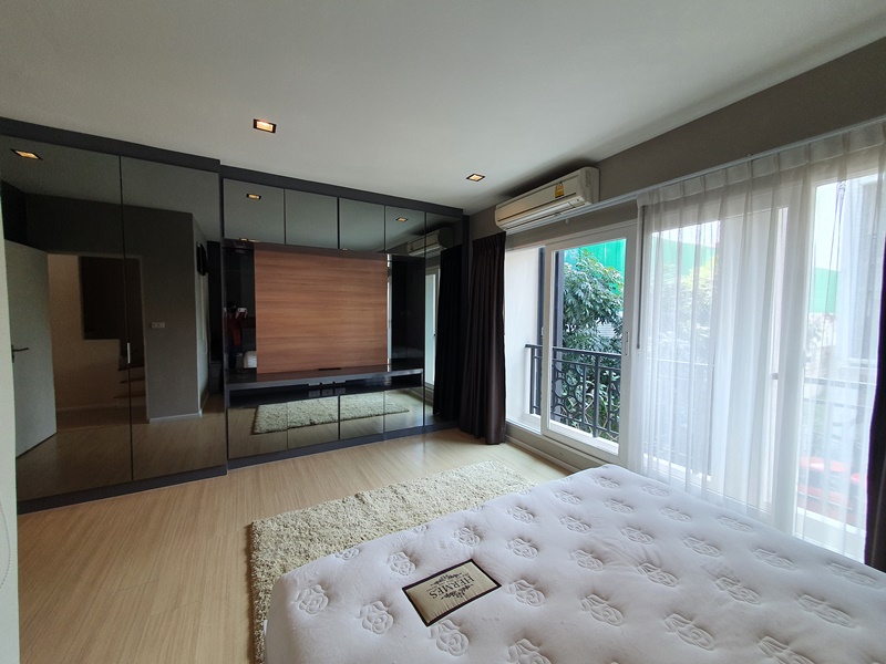 ขายทาวน์โฮม 3ชั้น ย่านรามคำแหง 39 พื้นที่ 32.2 ตรว. 3 ห้องนอน ขาย 6.9 ล้านบาท