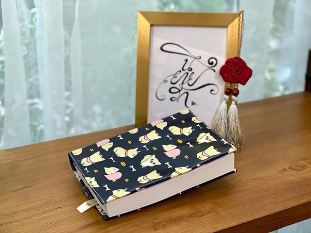 ปกผ้าเคลือบกันน้ำ พื้นน้ำเงิน ลายน้องหมาชิบะ ขนาด 8" ( Pocket Book )