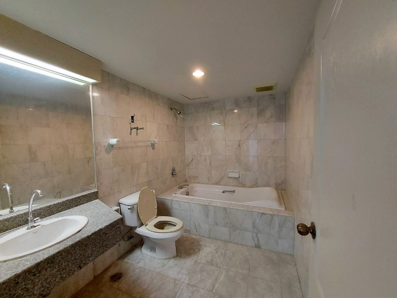 ขายคอนโด สเตท ทาวเวอร์ คอนโดมิเนียม 126 ตรม. (ห้องเปล่า) ขาย 10.7 ล้านบาท