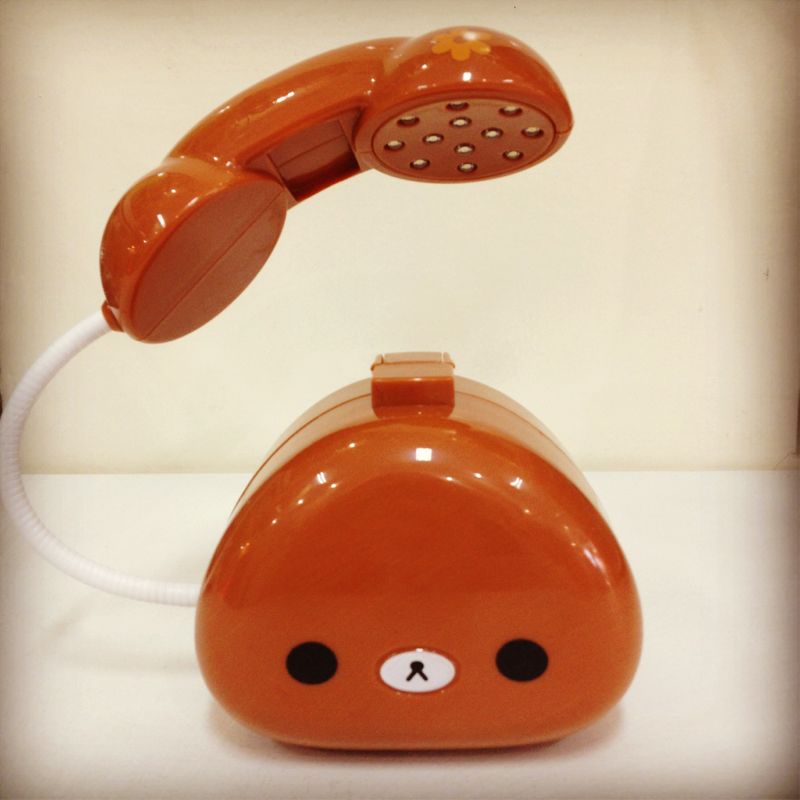 โคมไฟ Rilakkuma ทรงโทรศัพท์ระบบสัมผัสเพื่อเปิด-ปิด ปรับทิศทางโคมไฟได้หลายทิศ