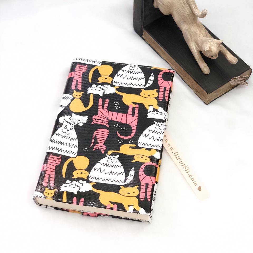 ปกผ้าเคลือบกันน้ำ พื้นสีดำ ลายแมวอียิปต์ ขนาด 8" ( Pocket Book )
