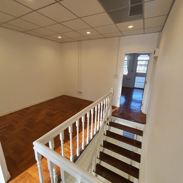 ให้เช่าทาวน์เฮ้าส์ 2 ชั้น ย่านติวานนท์ พื้นที่ 17 ตรว. 2 ห้องนอน เช่า 12,000 บ/ด