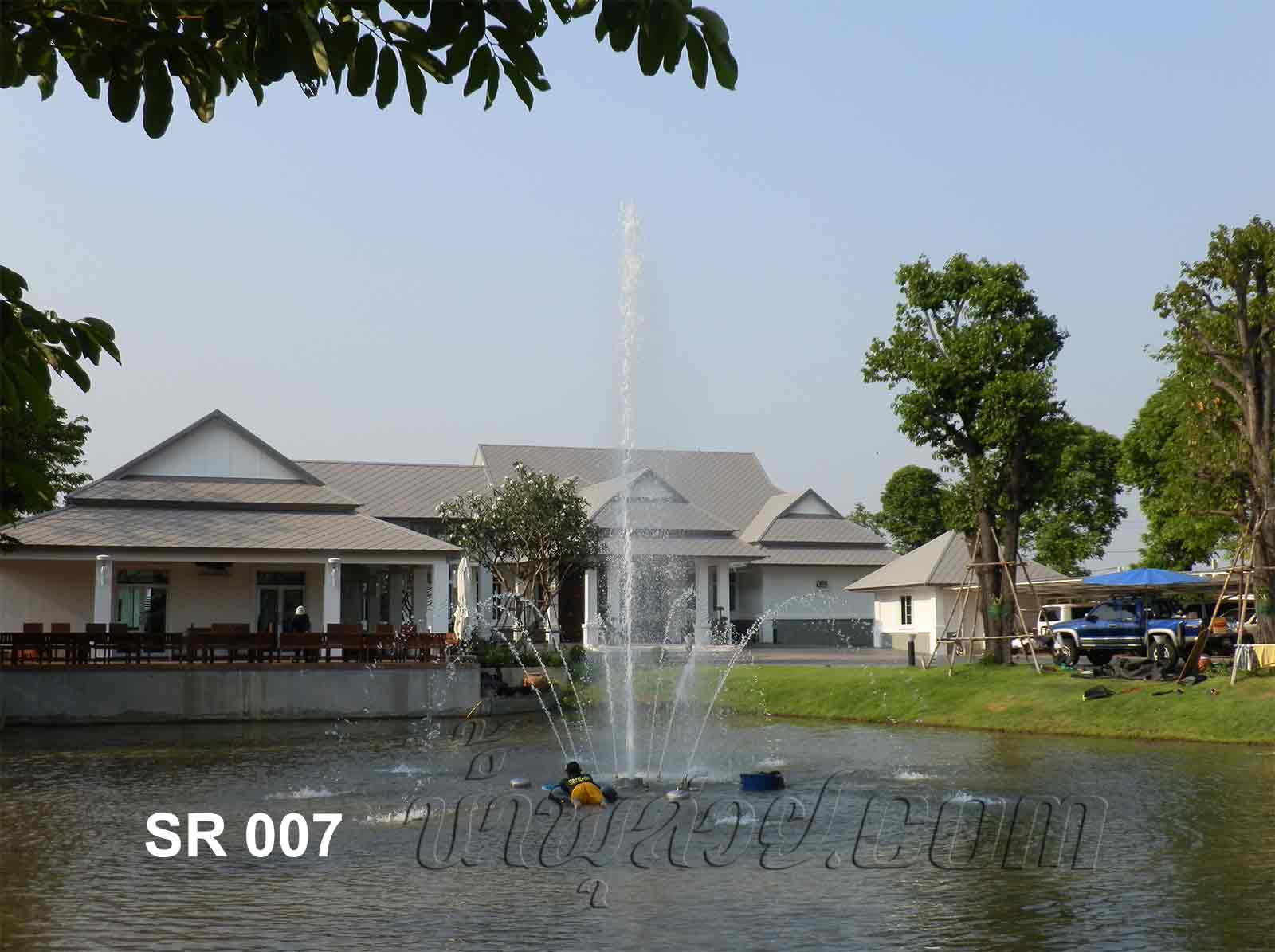 ชุดน้ำพุทุ่นลอย ดอกชบากลีบใหญ่ ที่ สวนหมื่นราม บ้านนายกสมชาย