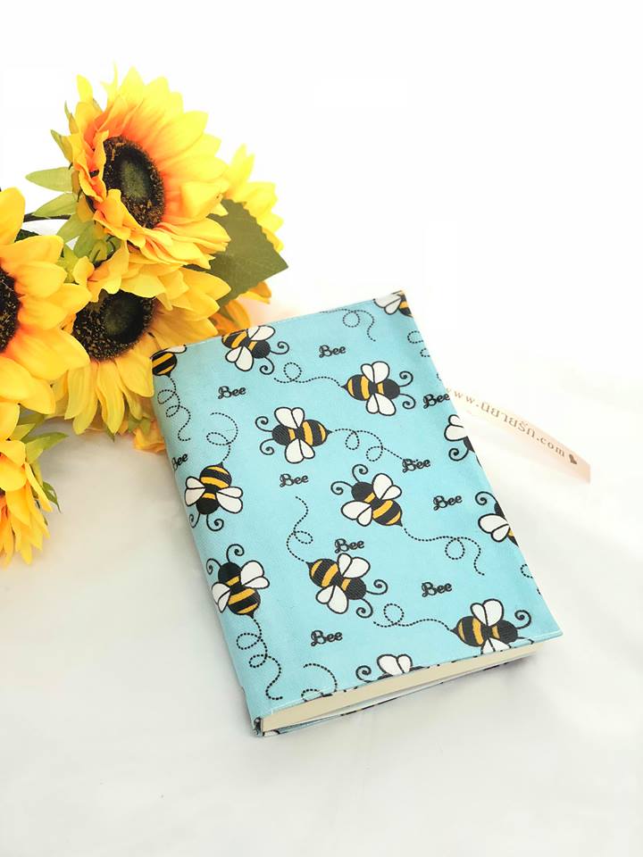 ปกผ้าเคลือบกันน้ำ พื้นฟ้า ลายผึ้งน้อย ขนาด 8" ( Pocket Book )