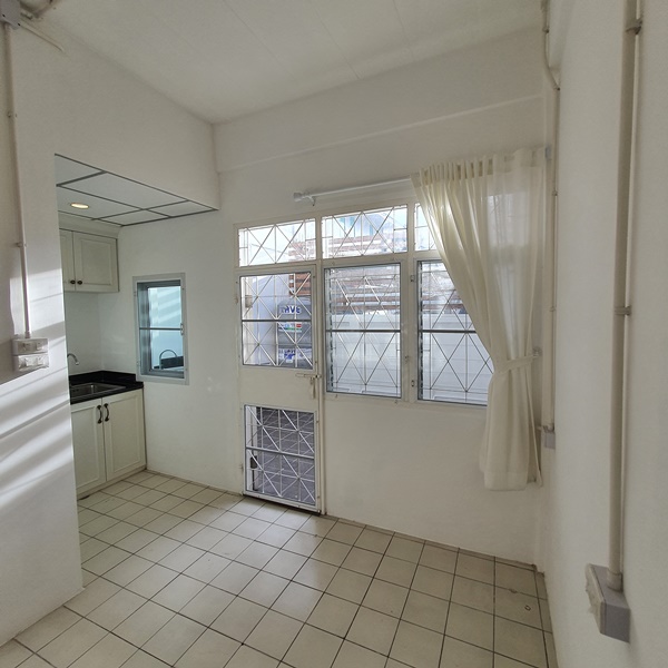 ให้เช่าทาวน์เฮ้าส์ 2 ชั้น ย่านติวานนท์ พื้นที่ 17 ตรว. 2 ห้องนอน เช่า 12,000 บ/ด