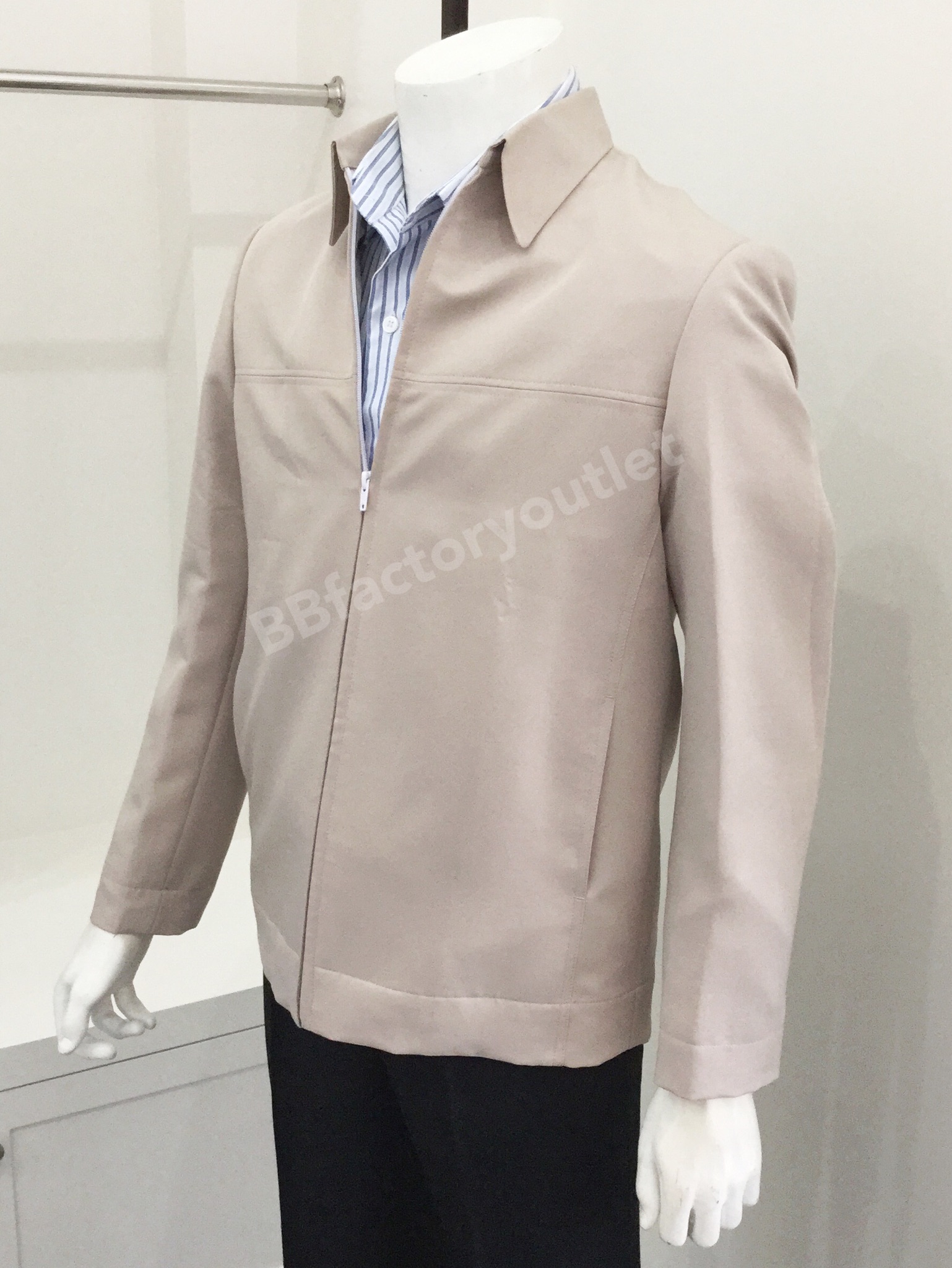 เสื้อคลุมสูทสีกากี (แบบต่ออกรางน้ำ)