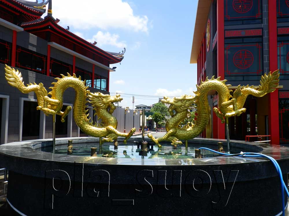 น้ำพุ ประติมากรรม มังกรทอง ในโครงการ Dragon Mall ที่ เพชรเกษม 48