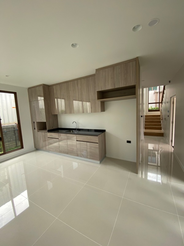 ขาย/ให้เช่าบ้านเดี่ยว 2 ชั้น ย่านบางกะปิ 77 ตรว. 4 ห้องนอน เช่า 300,000 บ/ด ขาย 32 ล.