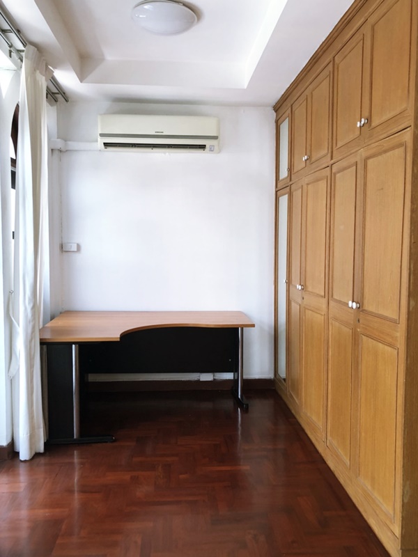 ให้เช่าทาวน์โฮม 4 ชั้น ย่านเอกมัย พื้นที่ 24 ตรว. 5 ห้องนอน เช่า 50,000 บ/ด