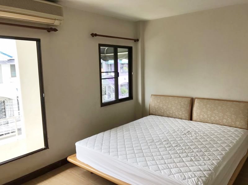 ขายทาวน์เฮ้าส์ 3 ชั้น ย่านรามคำแหง 43 พื้นที่ 20 ตรว. 4 ห้องนอน ขาย 6 ล้านบาท