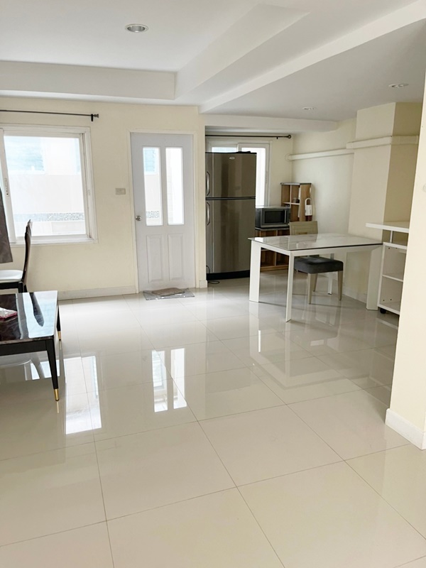 ขายทาวน์โฮม ย่านวิภาวดี พื้นที่ 24 ตรว. 4 ห้องนอน ขาย 8.5 ล้านบาท