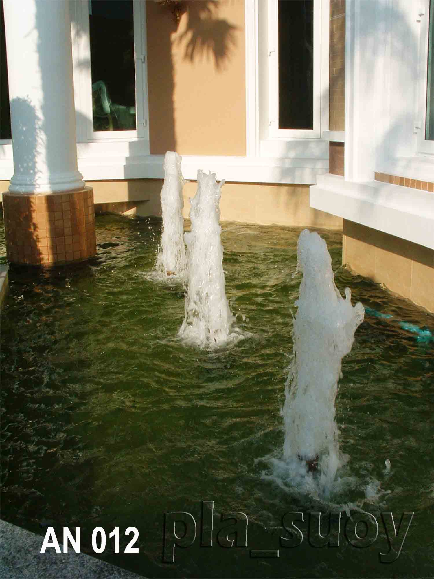 น้ำพุในบ่อเลี้ยงปลาคาร์ฟ บ้านคุณอรุณี