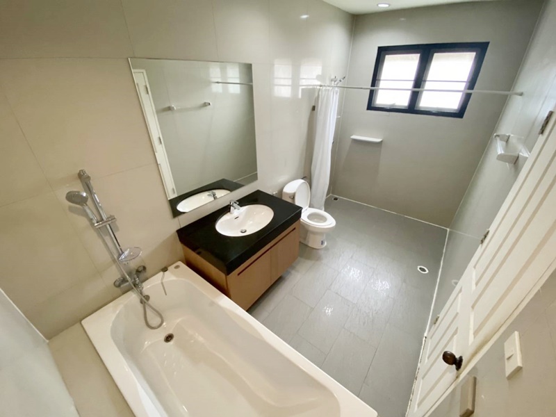 ให้เช่าบ้านแฝด 2 ชั้น ย่านสุขุมวิท 38 พื้นที่ 180 ตรม. 2 ห้องนอน เช่า 55,000 บ/ด