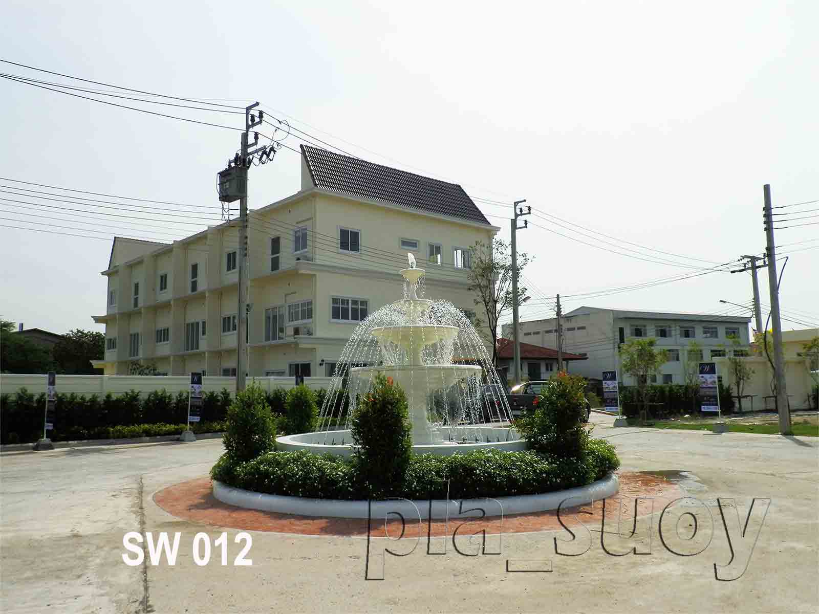 บ่อน้ำพุ พาน 4 ชั้น หน้าโครงการ The Wellington ที่สมุทรปราการ