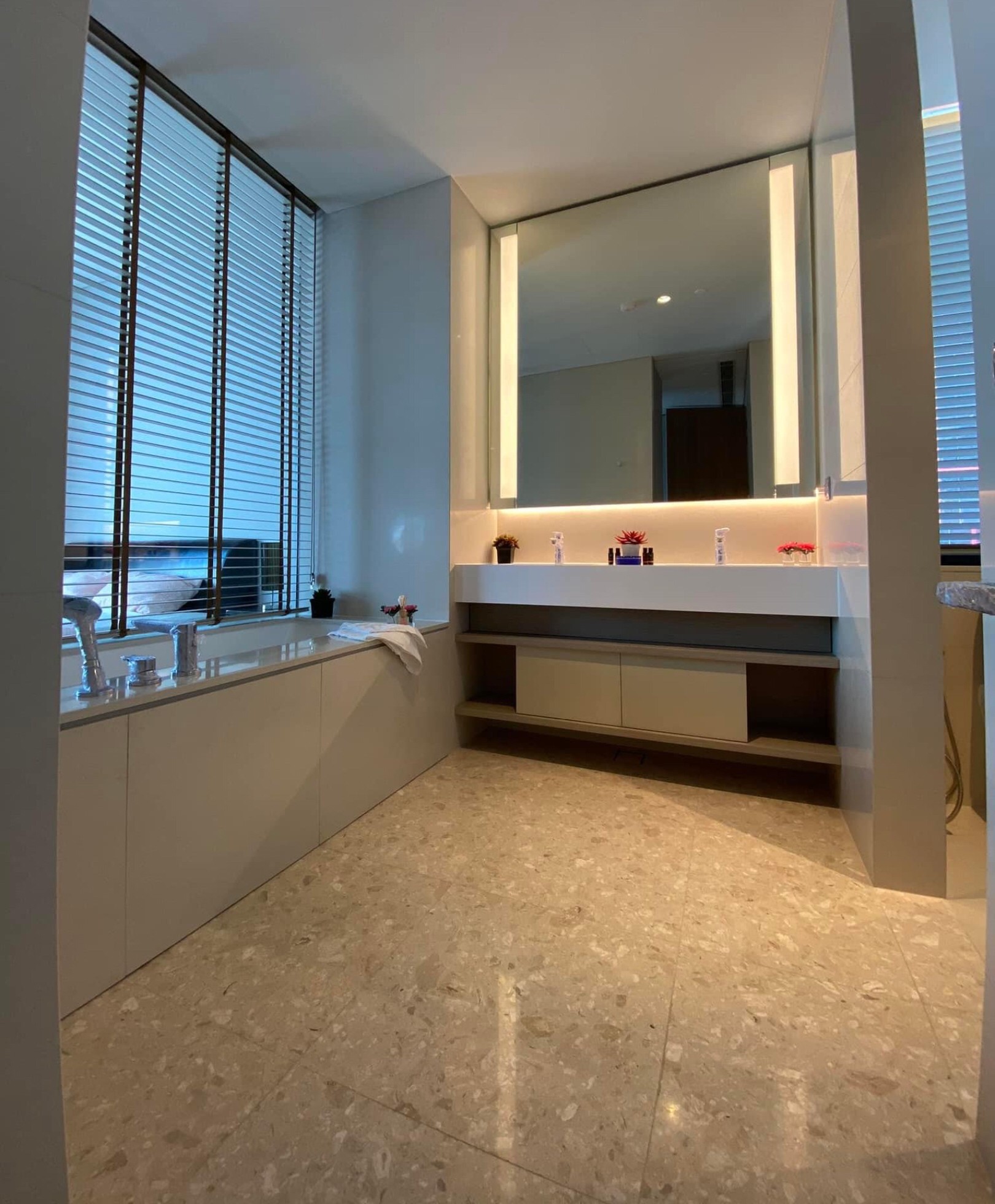 ให้เช่าคอนโด เทล่า ทองหล่อ 111 ตรม. 2 ห้องนอน ราคาเช่า 120,000 บาท/เดือน