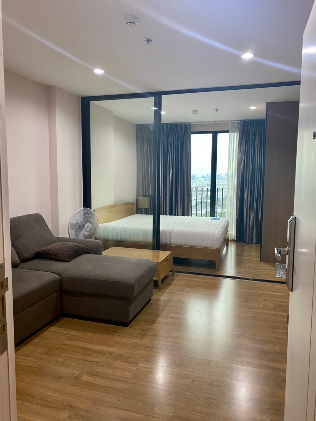 ให้เช่าคอนโด เดอะ ทรี อินเตอร์เชนจ์ พื้นที่ 36 ตร.ม. 1 ห้องนอน 1 ห้องน้ำ ให้เช่า 12,000 บ/ด