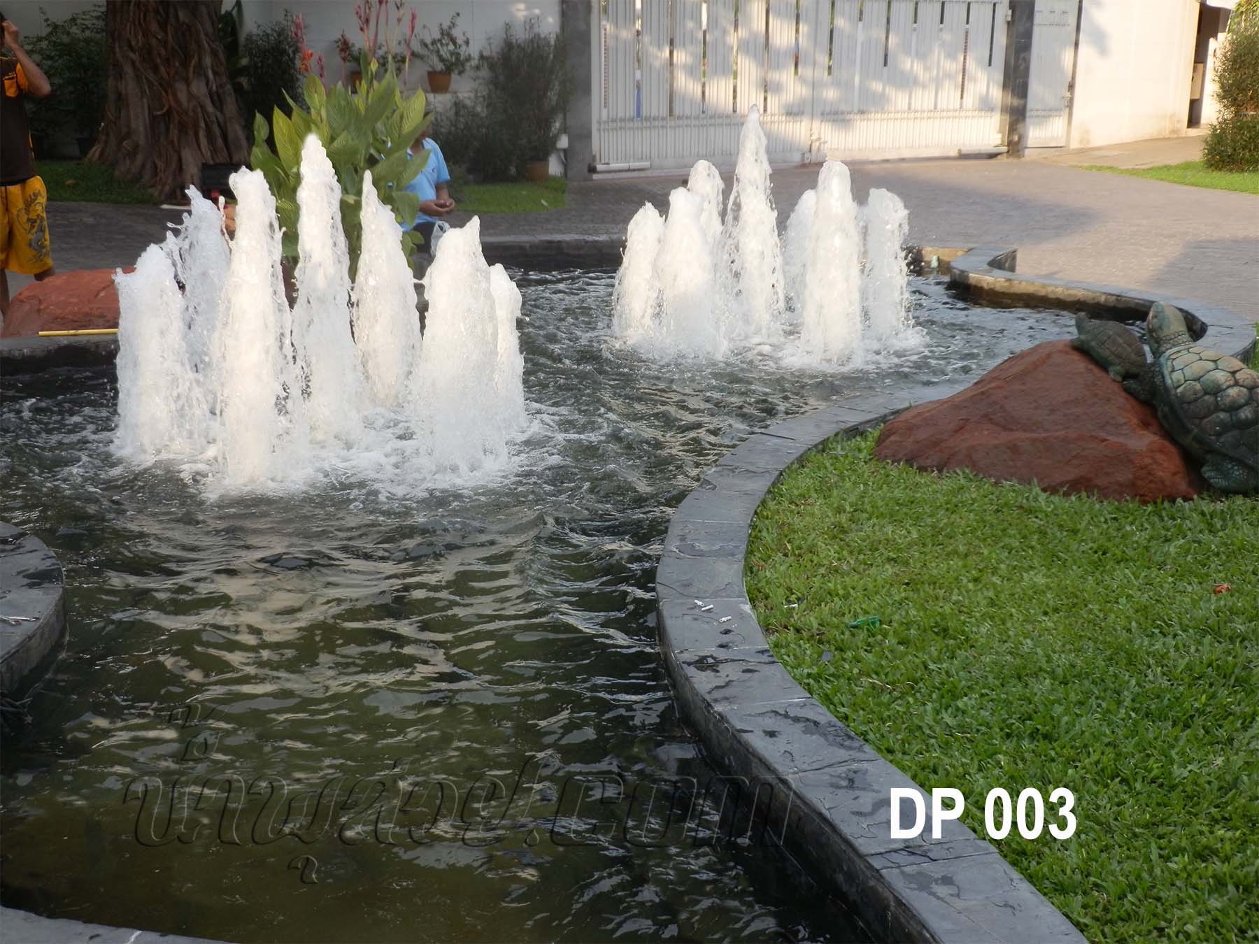 บ่อน้ำพุ ฟรีฟอร์ม หน้าบ้าน ดร.พิชนี ที่บ้านเมืองเอก