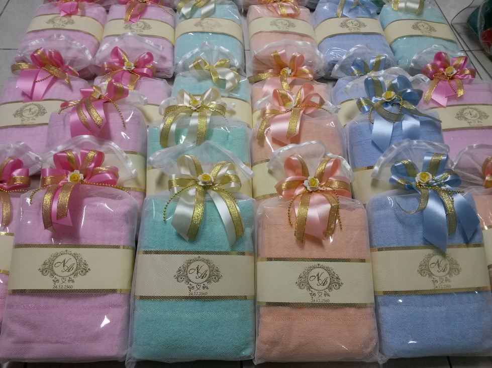 ผ้าเช็ดตัวใส่ถุงตาข่ายพร้อมโบว์และป้ายชื่อสายคาดสีทอง