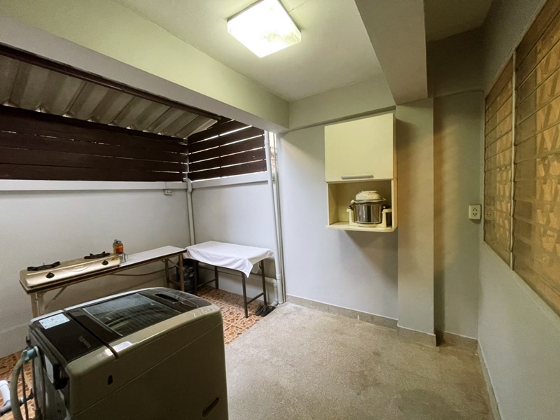 ให้เช่าทาวน์โฮม 3.5 ชั้น ย่านรัชดา-สุทธิสาร พื้นที่ 26 ตรว. 5 ห้องนอน เช่า 32,000 บ/ด