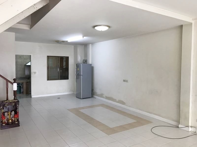 ขายทาวน์เฮ้าส์ 3 ชั้น ย่านรามคำแหง 43 พื้นที่ 20 ตรว. 4 ห้องนอน ขาย 6 ล้านบาท