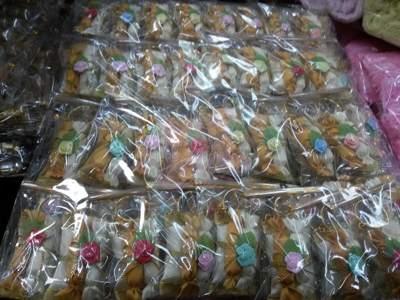 พวงกุญแจหมอนคู่คาดกุหลาบ