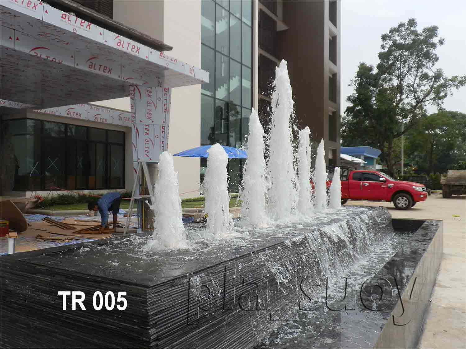 บ่อน้ำพุ หน้าโรงแรม The River ที่ จ.นครพนม