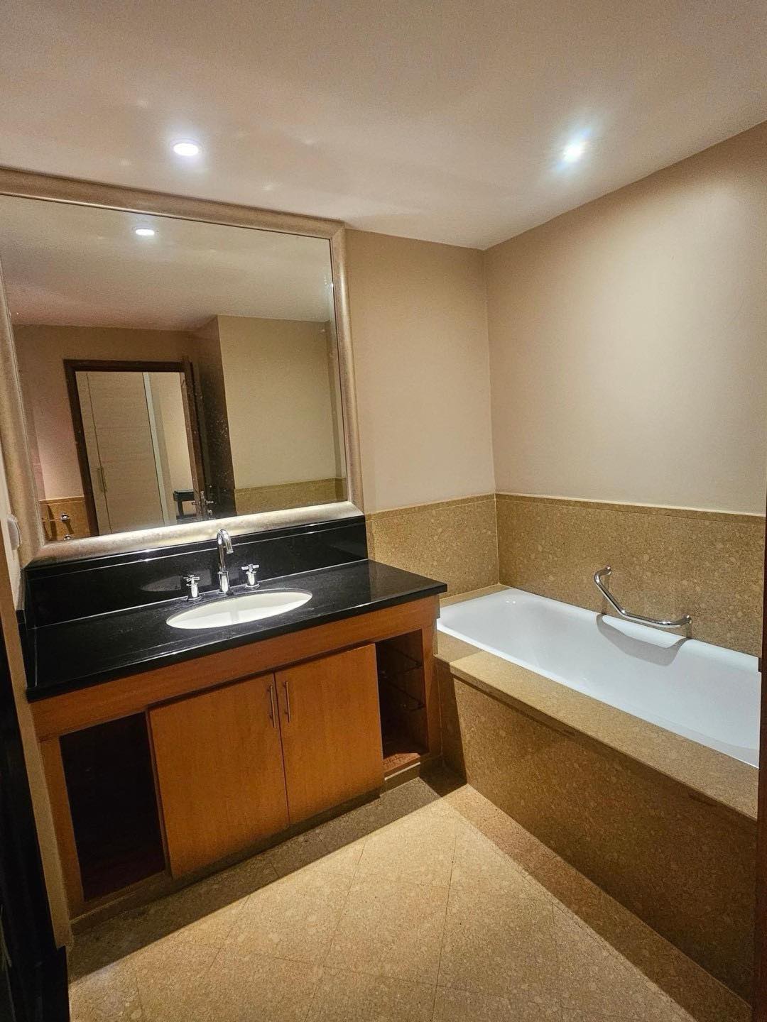 ให้เช่าคอนโด สกาย วิลล่า สาทร พื้นที่ 197 ตร.ม. 2 ห้องนอน ราคา 90,000 บาท/เดือน