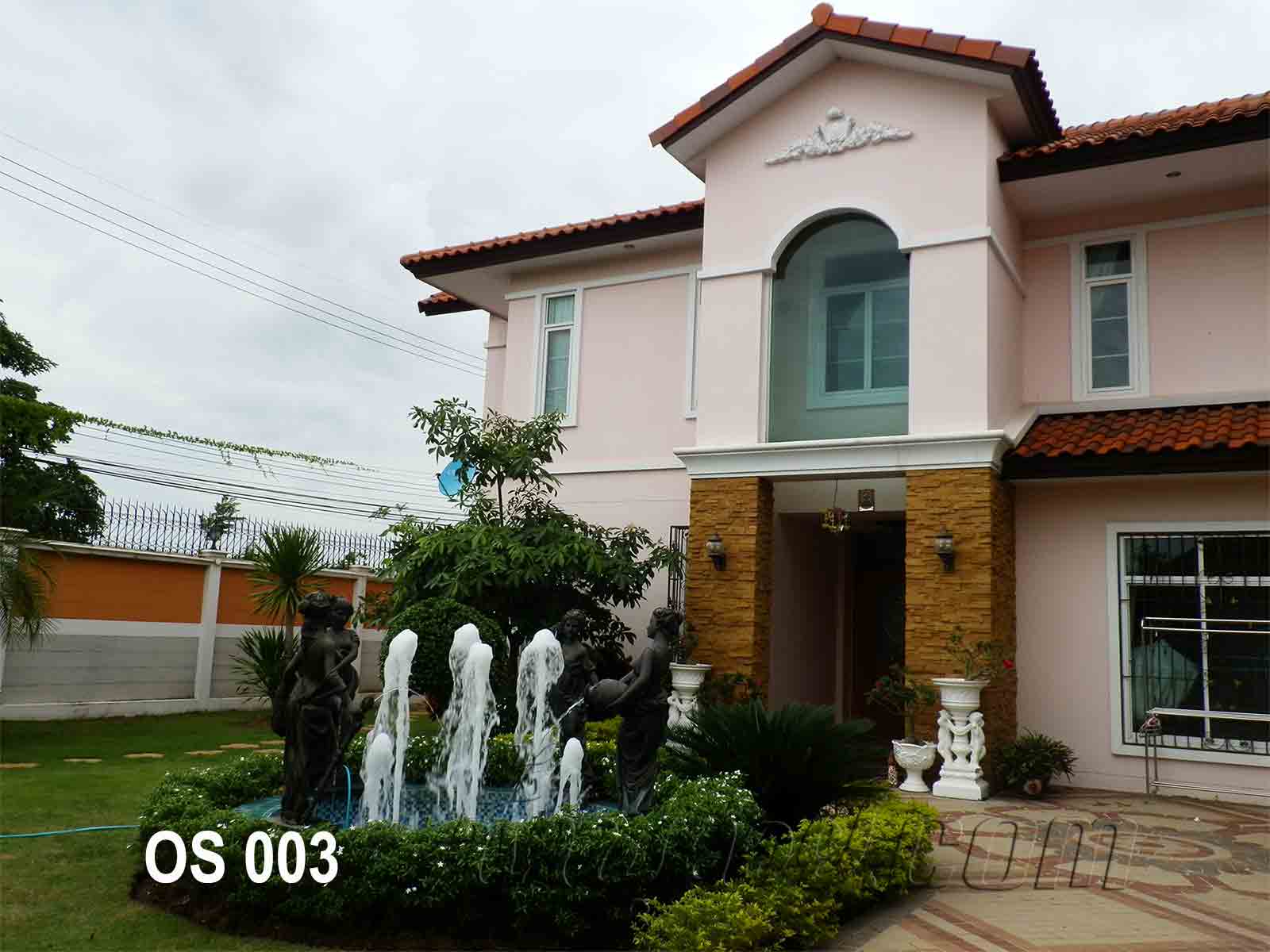 น้ำพุประติมากรรม ผู้หญิง 4 คน ที่บ้านคุณ อร สมุทรสาคร