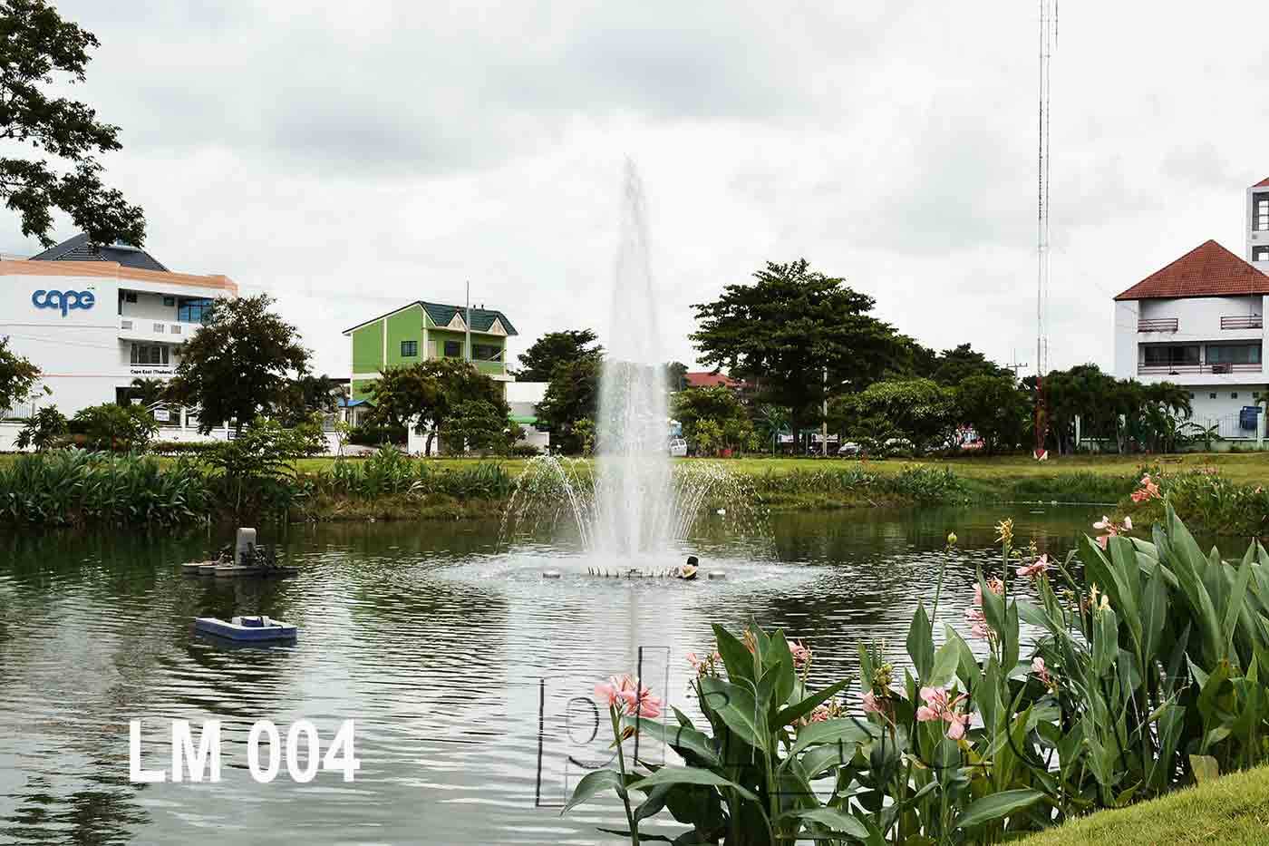 น้ำพุทุ่นลอยดอกชบา ที่เทศบาลเมืองแหลมฉบัง