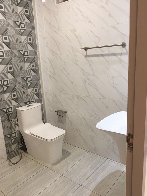 ให้เช่าทาวน์เฮ้าส์ 3 ชั้น ย่านสุขุมวิท 44 พื้นที่ 24 ตรว. 5 ห้องนอน เช่า 55,000 บ/ด