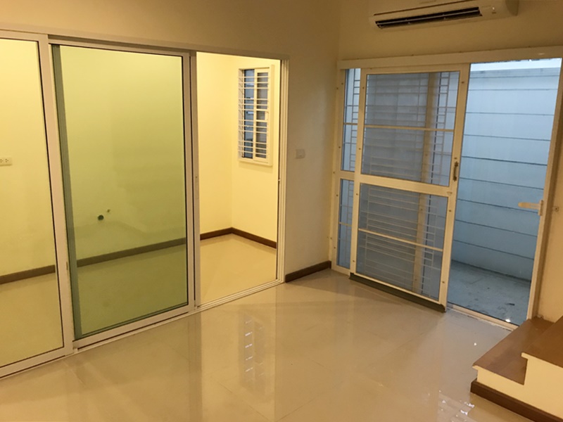 ขายทาวน์เฮ้าส์ 3 ชั้น ย่านพัฒนาการ พื้นที่ 24 ตารางวา ขาย 4.65 ล้านบาท