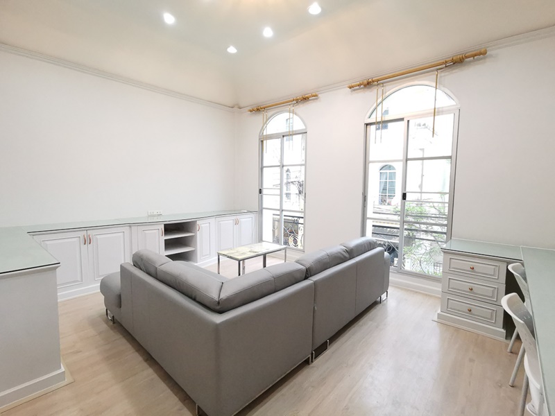 ให้เช่าทาวน์เฮ้าส์ 3.5 ชั้น บ้านกลางกรุง แกรนด์ เวียนนา พระราม 3 270 ตรม. เช่า 46,000 บ/ด