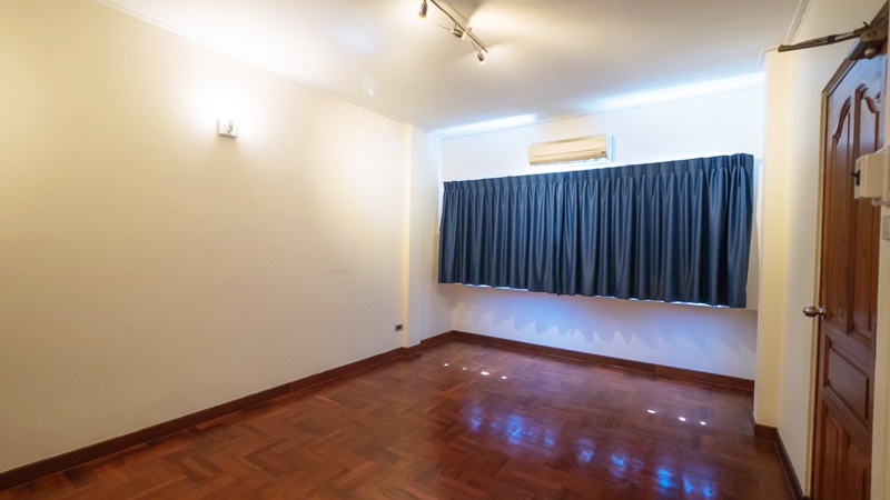 ให้เช่าทาวน์เฮ้าส์ 4 ชั้น ย่านเอกมัย 26 พื้นที่ 24 ตรว. 5 ห้องนอน เช่า 50,000 บ/ด