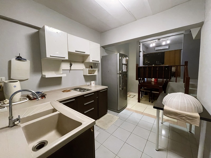 ให้เช่าทาวน์โฮม 3.5 ชั้น ย่านรัชดา-สุทธิสาร พื้นที่ 26 ตรว. 5 ห้องนอน เช่า 32,000 บ/ด