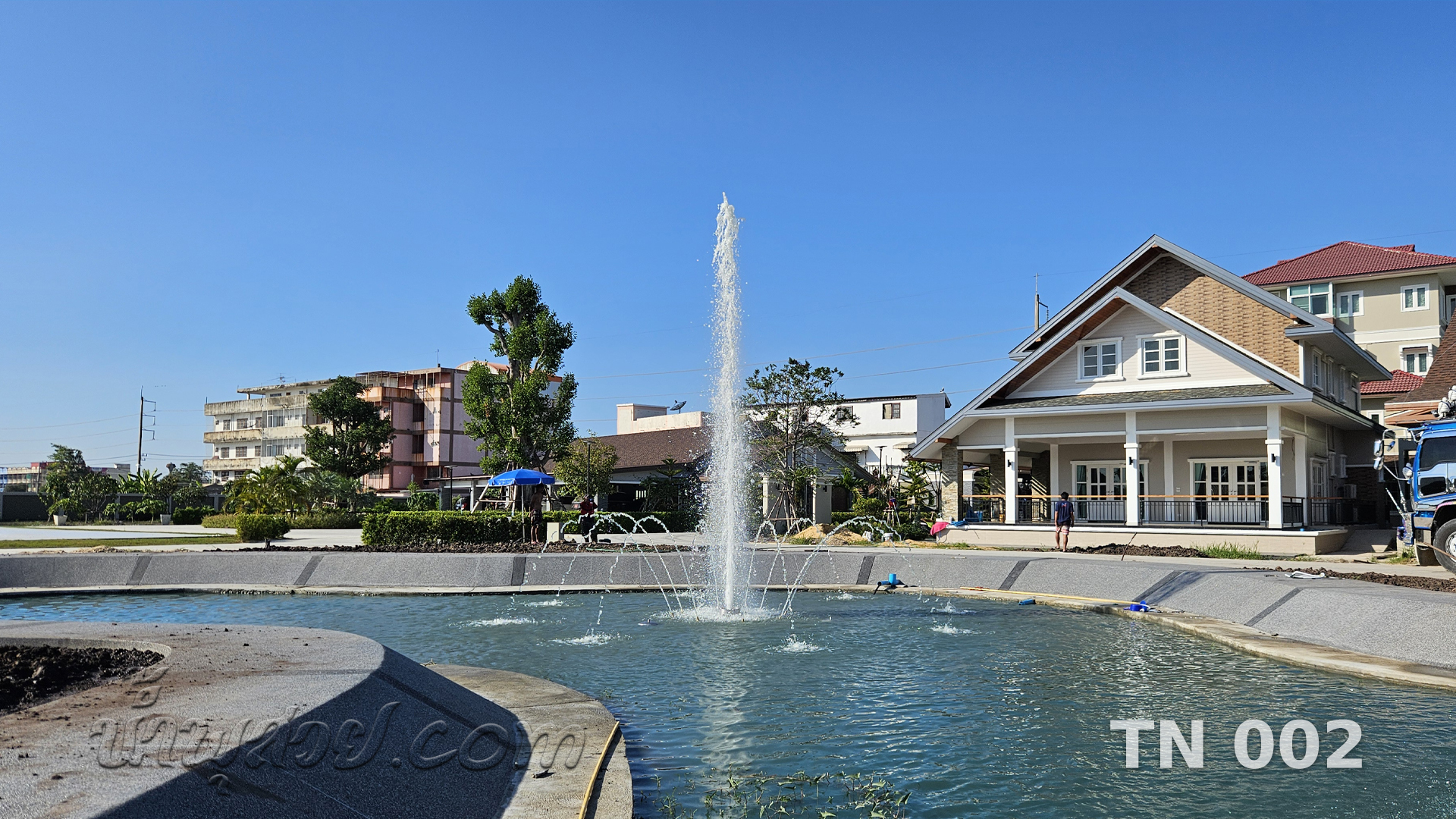 น้ำพุทุ่นลอย ทรงดอกชบา คุณสุรศักดิ์ จ.นครปฐม