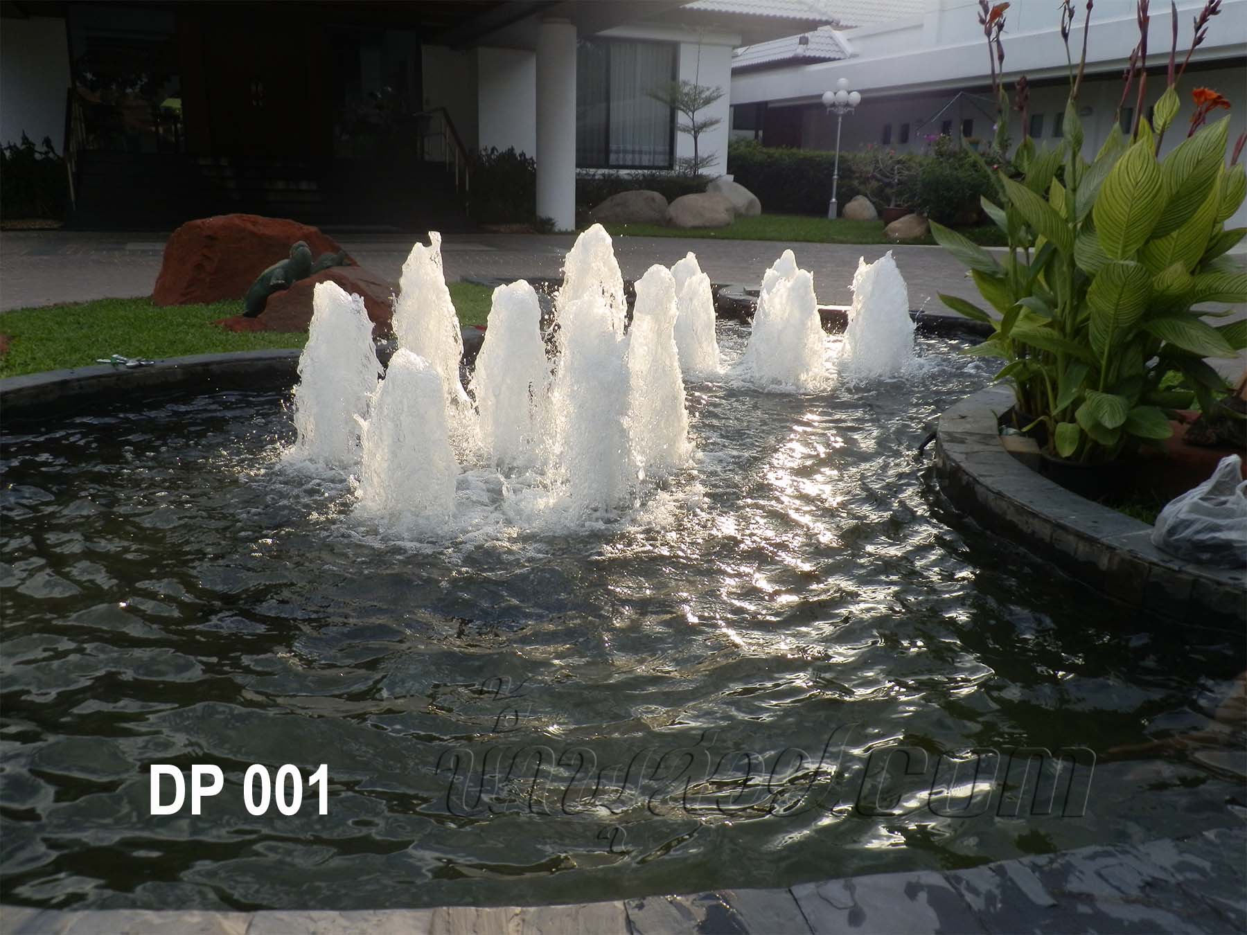 บ่อน้ำพุ ฟรีฟอร์ม หน้าบ้าน ดร.พิชนี ที่บ้านเมืองเอก