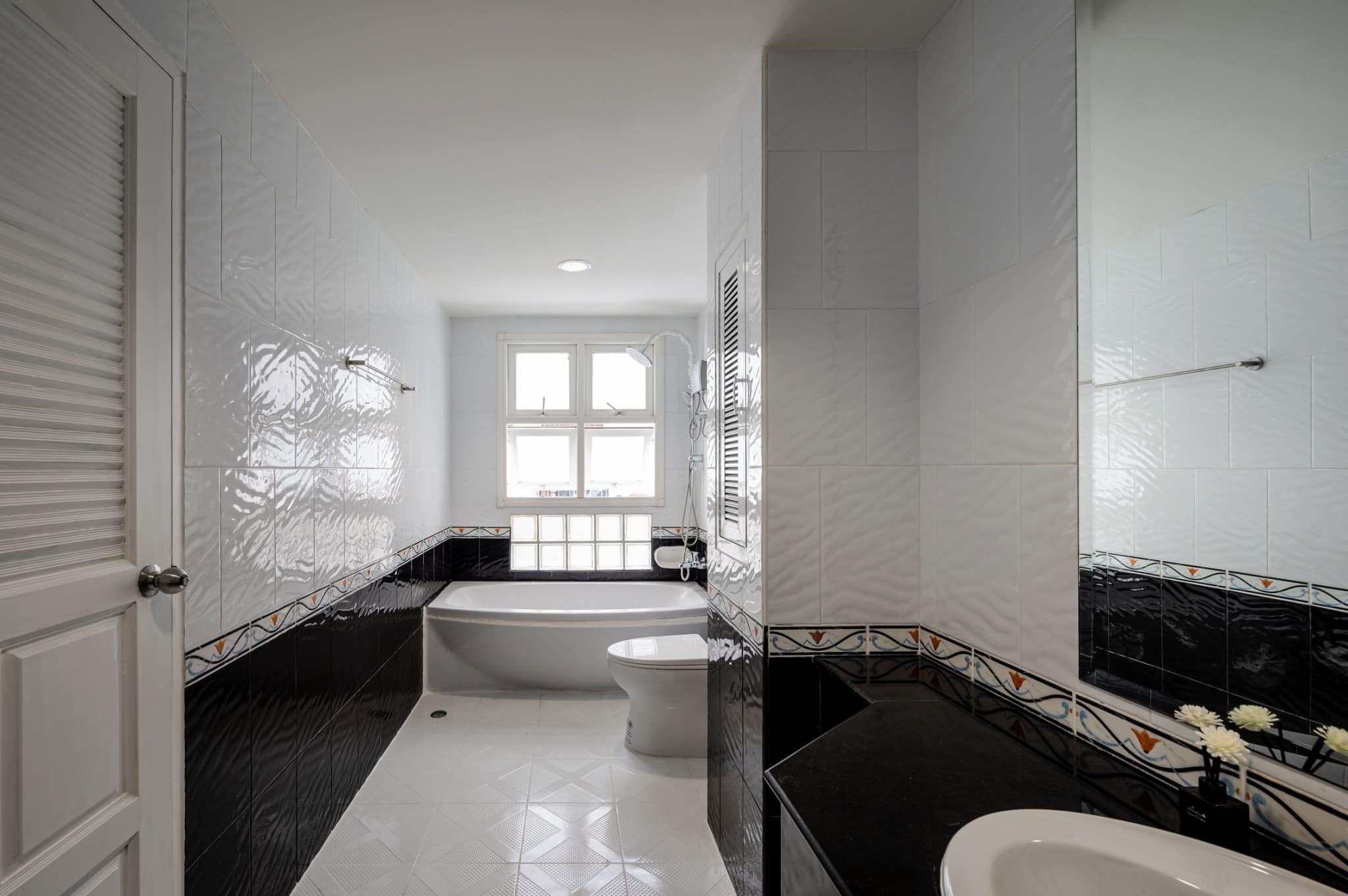 ขาย/ให้เช่า ทาวน์โฮม 4.5 ชั้น ย่านจตุจักร พื้นที่ 26 ตรว. 5 ห้องนอน เช่า 300,000 บ/ด ขาย 19.99 ล้าน