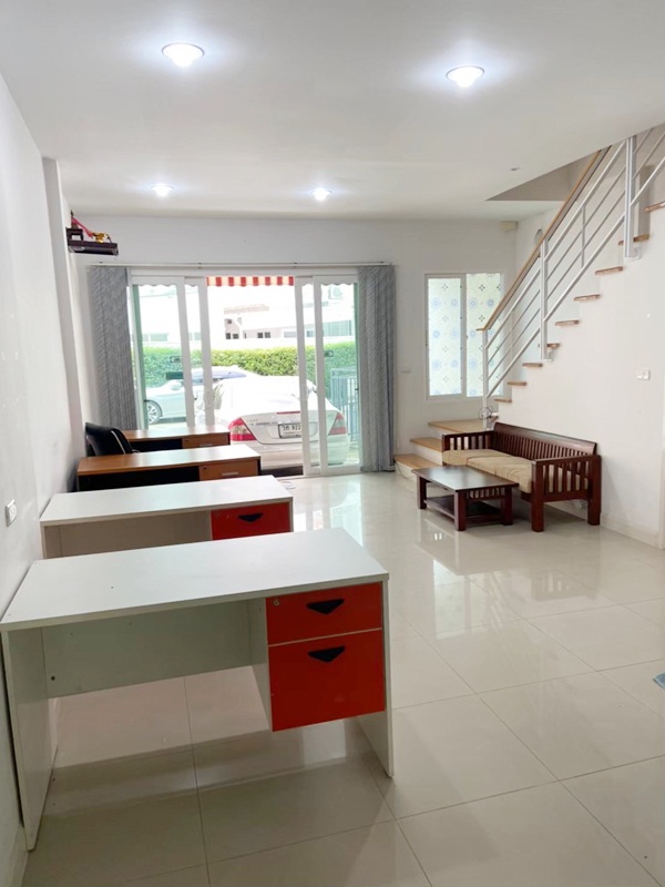 ขายทาวน์เฮ้าส์ 3 ชั้น ย่านลาดพร้าว พื้นที่ 167 ตรม. 3 ห้องนอน ขาย 7.4 ล้านบาท