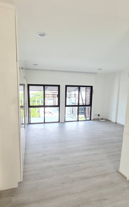 ขายทาวน์โฮม 3 ชั้น ย่านสุขุมวิท พื้นที่ 52.8 ตรว. 2 ห้องนอน ขาย 13 ล้านบาท