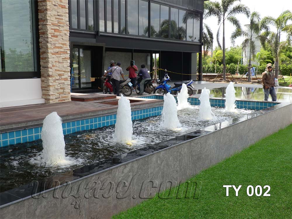 บ่อน้ำพุสี่เหลี่ยมรูปตัวแอล หน้าบ้านคุณ โจ ด่านขุนทด