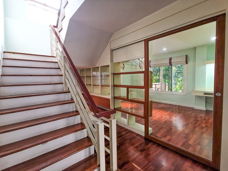 ให้เช่าทาวน์เฮ้าส์ 3 ชั้น ย่านภาษีเจริญ พื้นที่ 300 ตร.ม. 4 ห้องนอน เช่า 44,000 บ/ด