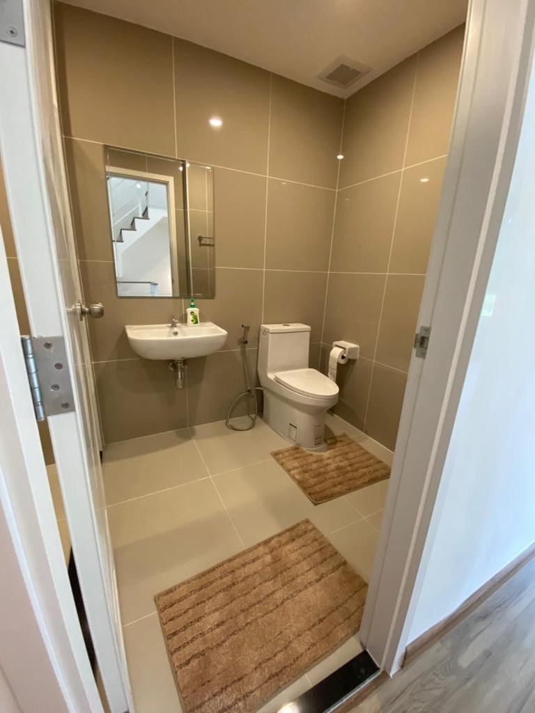 ให้เช่าทาวน์โฮม 3 ชั้น ย่านบางกะปิ พื้นที่ 20 ตรว. 3 ห้องนอน เช่า 37,500 บ/ด